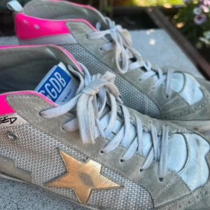 Golden goose sneakers - Så snygga golden goose skor, självklart äkta, i storlek 40 💗💗i behov av en ny sula, därav det låga priset, men det går att fixa enkelt hos en skomakare 😊kom privat för fler bilder! 🌸  Kan mötas upp i Stockholm eller posta