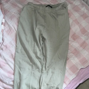 Grå-gröna mjukisbyxor - Använt kanske 5 gånger  