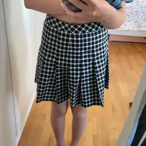 Jätte söt kjol från hm påminner om en skoluniform ❤️ bara använd några få gånger för det är inte min stil längre. 
