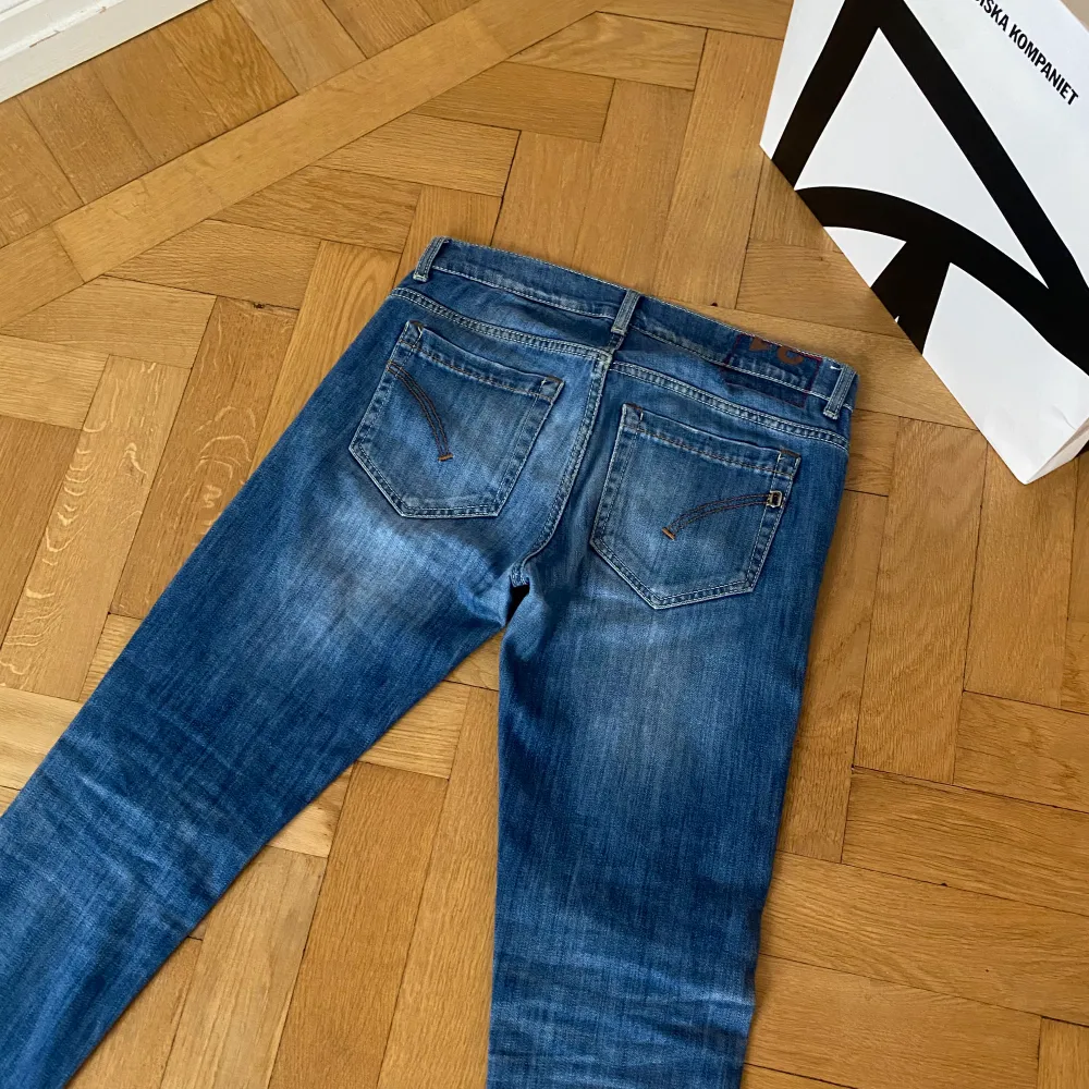 säljer nu dessa dondup jeans i modellen George. jeansen är i storlek 31. skick 10/10, inga defekter. skriv för fler frågor eller funderingar. 🤩. Jeans & Byxor.