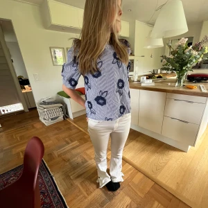 Blommig topp - Somrig topp från Lindex, inte välanvänd. Unik❤️ Pris kan diskuteras.