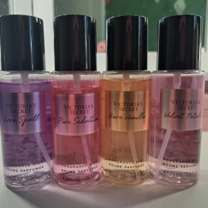 Victoria's secret body mist mini set🎀 - Säljer 4 stycken mini body mists från Victoria's secret eftersom att de inte kommer till användning längre 💗 De är lite använda men de har fortfarande kvar sin goda lukt 😊 Köptes för ca 400kr från deras hemsida! Priset går att diskutera💗