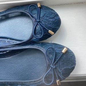 Ballerinaskor spets - Så fina men aningen för små för mig, därav lånade bilder! Fint skick 💖