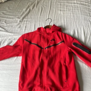 Röd nike tech - Storlek 137-147. bra skick 9,5/10 