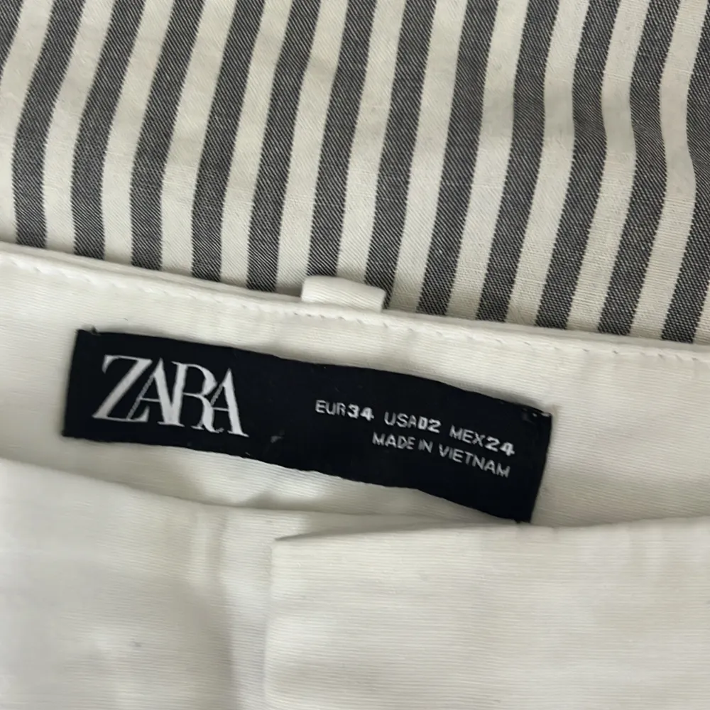 Säljer dessa fina kostymbyxor från Zara i strl 34 som tyvärr inte passar mig längre. Använda men fina, det är ett hål i fickan på insidan men annars inget annat. Jeans & Byxor.