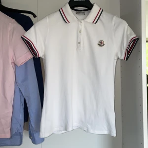 Moncler polo - En riktigt fin polo från Moncler i riktigt bra skick. Pris kan sänkas vid direkt köp!