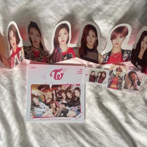 Twice The story begins  - The story begins av twice! Allt är i bra skick, cd-skivan är aldrig använd. Skriv om du har frågor eller för fler bilder💖