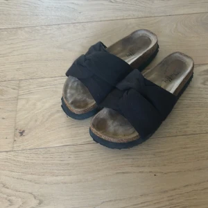 Tofflor  - Säljer då de har blivit för små ❤️ Köptes förra året så de är it så använda 🩷 