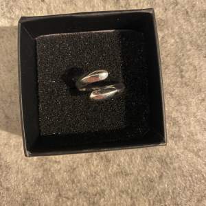 Silver ring i äkta silver i populär dropp design, jättefin och aldrig använd!