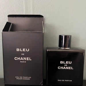 Bleu De Chanel EDP 100 ml - Bleu De Chanel EDP 100ml Tagit 2 sprut, säljer då jag inte använder den. Säljer billigt då jag vill ha en snabb affär 