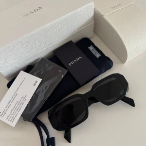 Prada solglasögon - Säljer mina Prada solglasögon då de ej kommer till användning. Fint skick och endast använda kanske Max 4-5 ggr🖤 alla tillbehör kommer med, se bild. Finns några små små repor på glaset men inget man märker när man använder dem.