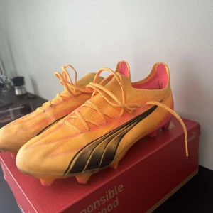 Puma ultra  - Riktig snygga fotbollskor från puma. Skorna är använda men i sjukt bra skick utan några skador eller något som skulle kunna påverka ditt spel. Hör av er vid funderingar.