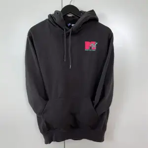 Säljer denna mysiga hoodie med MTV-tryck då den inte kommer till användning längre 🖤🩷🩵 stl XS men passar definitivt större storlekar också