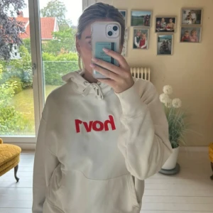 Hov1 hoddie - En jätte snygg hov1 hoodie, från deras collection vintern 2022😍 Den kostade 500kr och därmed säljer jag den för ungefär halva priset!