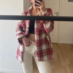 Jacka vår/sommar - Jacka i mjukt och skönt material som är perfekt nu till våren eller till hösten! Passar m/s/xs och kan hämtas i Göteborg eller postas mot fraktkostnad .  Nypris: 599kr