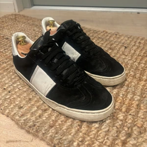 Valentino Flycrew  - Valentino flycrew! Använt skick och saknas 4 spikar men ingår 4 nya spikar som bara är att sätta på plats! Storlek 41 men saknar nu innersula vilket gör att de sitter och passar större.  Endast skorna