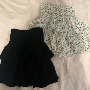 Volangkjolar🌟 - 2st gulliga volangkjolar från Cubus💕 Båda är i storlek 134/140 men är stretchiga i midjan. Säljer båda för 160kr🌷