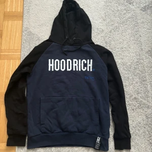 Hoodrich hoodie - Storlek M, den är i bra skick och har knappast använts. Den är köpt från JD sports.