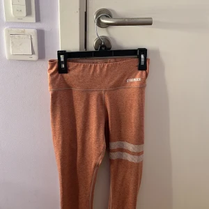 Rosa Stronger byxor - Använd i konståkning, sömmarna sticker ut lite. Kontakta för bild på ställena. Köptes 2020.  Nypris: 699kr