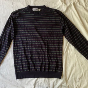 Randig tröja - Randig tröja i blått, rött och grönt. Uppskattad storlek S