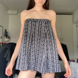 Off shoulder klänning - Jättefin svart off shoulder kortklänning med vita mönster!🫶🏼 Köpt från Zara som inte längre säljer denna! perfekt till sommaren eller som festklänning !💗