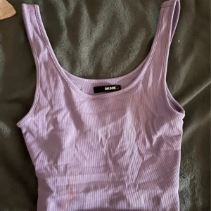 Lila linne  - Är i bra skick. Stretch material. 