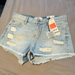 Jeans shorts - Helt nya jenas shorts ifrån mango, prislappen sitter kvar och är aldrig använda! Om man har frågor eller vill diskutera pris är det bara och höra av sig!😊