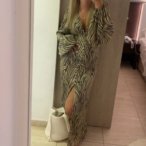 Adoore Positano dress  - Säljer nu denna otroligt fina och populära klänning i storlek 32. Det har gått av 2 knappar längst ner på klänningen men detta är inget som syns eller läggs märke till, därav priset. Den är använd ett fåtal gånger🫶