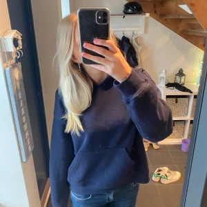 Gina hoodie - Mörk blå hoodie från Gina, jätte skön och mysig nu till sommaren❤️‍🔥❤️‍🔥 (smutsig spegel)