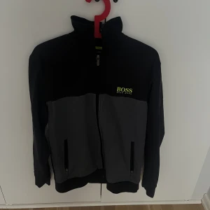 Hugo boss kofta storlek M - En fräsch Hugo boss kofta i storlek M, helt ny skick.