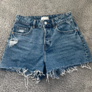 Jeansshorts  - Säljer dessa blåa jeansshorts från H&M, knappt använda i väldigt bra skick 💕