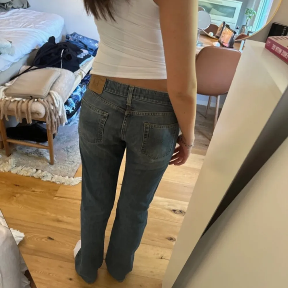 Lågmidjade super coola jeans 🩵Är också i mycket bra skick!! Midjemått: 38 cm Innerbenslängd: 85 cm. Jeans & Byxor.