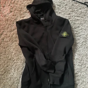 Stone island kofta - Säljer nu min stone island kofta då jag behöver pengar. Använd fåtal gånger därav jätte bra skick. Skriv om du undrar något!