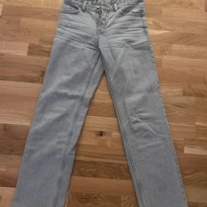 Gina jeans - Ett par gråa jeans från gina, enda defekten är ett snöre genom midjan för att de ska sitta bättre men syns utanför. Innerbenslängd: 78cm Midjebredd: 39cm