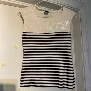 Söt glittrig topp - Super fin glittrig topp. Säljer denna då den inte kommer till användning och tänker att andra har bättre användning för den än jag. Priset kan alltid diskuteras