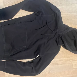 Svart hoodie - Säljer en helsvart hoodie eftersom jag växt ur den. Stl S
