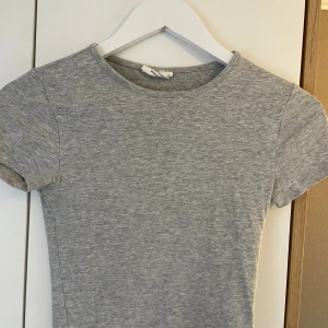 Grå t-shirt ifrån Gina tricot  - Nyskick använt typ 1 gång. 