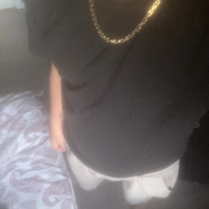 Kejsar länk - Hej. Säljer mitt halsband då det ej kommer till någon användning, köpt i vintras och används en gång. Det är rostfritt guld så det är ej äkta guld