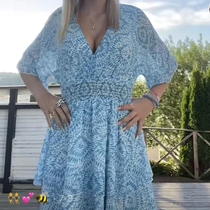 Klänning - LÅNAD BILD!! Super söt klänning med stretch i midjan 💙 Passar XS-M beroende på passform 😊