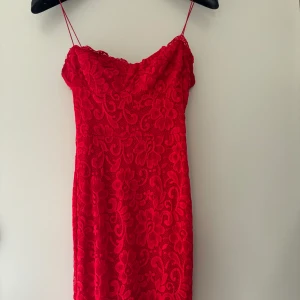 Röd spets klänning - Säljer mina röda spets klänning. Använd vid ett tillfälle. 