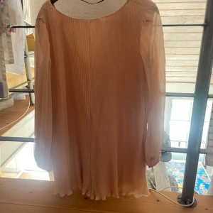 Zara jumpsuit oanvänd - Ny oanvänd rosa jumpsuit från zara 