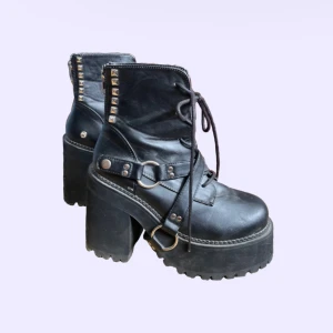 demonia skor🖤 - jättefina demonia boots köpta på humana! kommer tyvärr inte till användning längre. ena skon saknar skosnöre men går lätt att byta ut! hittar inte storleken men uppskattar till 39!🖤🕸️