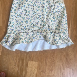Blommig kjol - Supersöt blommig kjol ifrån Nelly i storlek s❤️ skriv för fler bilder så kan jag skicka privat💕