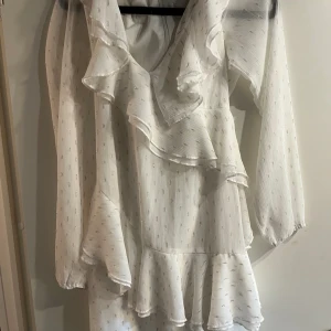 Vit klänning  - Vit klänning använd 1 gång 