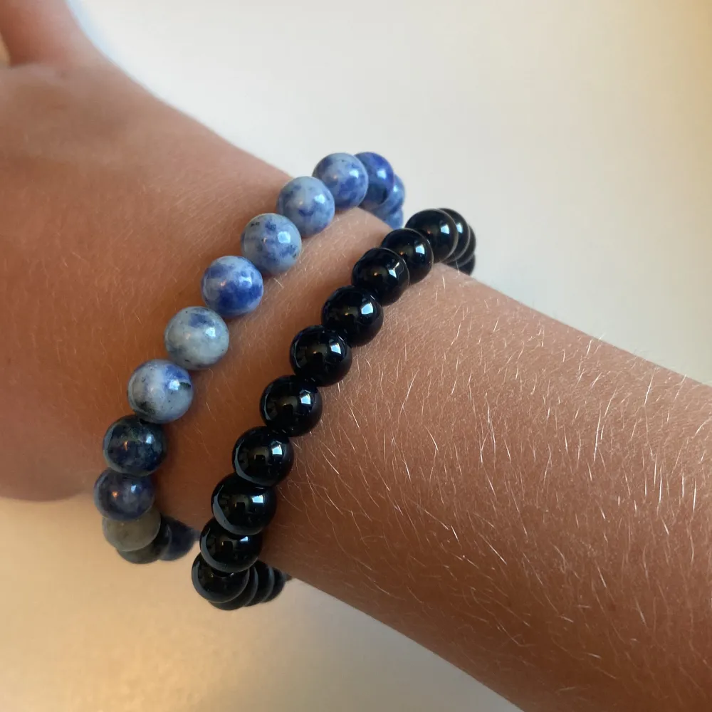 Riktigt fräscha armband nu till sommaren som passar på vem som helst och till vad som helst . Accessoarer.