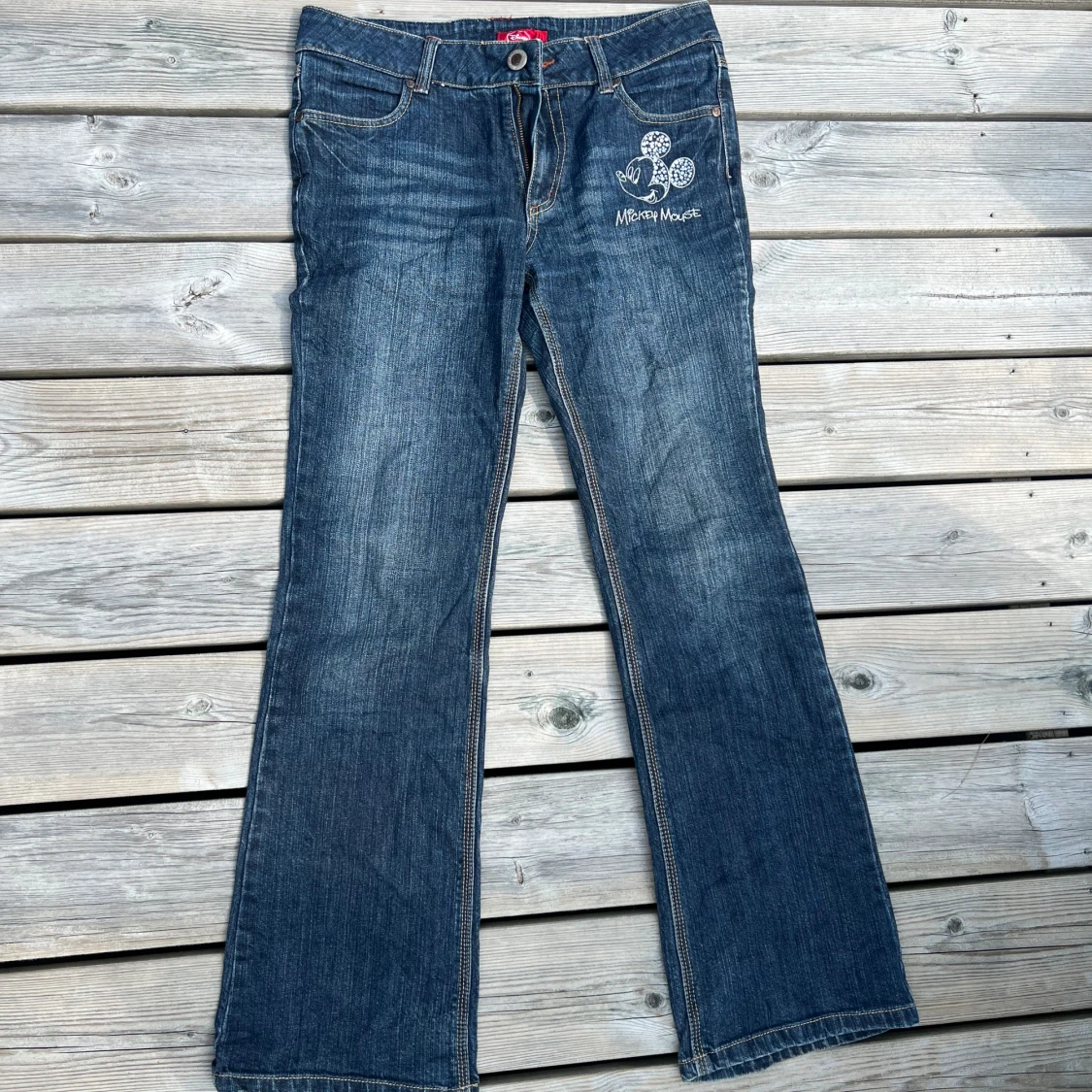 Lågmidjade y2k style Jeans, med Disney detaljer