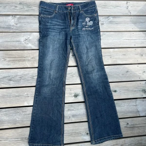 Lågmidjade y2k style Jeans, med Disney detaljer  - W:77 cm Mycket bra 