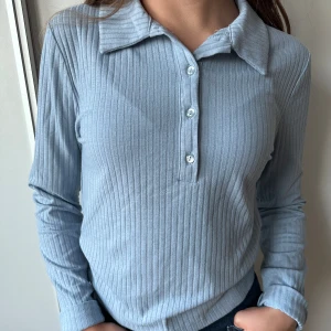 Blå långärmad tröja - Säljer denna långärmade tröja från Gina Tricot. Liten i storlek (M). 