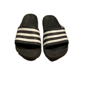 Adidas Slides - Adidas tofflor i fint skick, storleken uppskatts till 38. Perfekta till sommaren