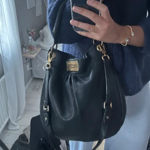 Marc Jacobs väska  - Säljer en superfin svart väska från Marc Jacobs. Den är i fint skick. Hör av dig om du har fler frågor💕